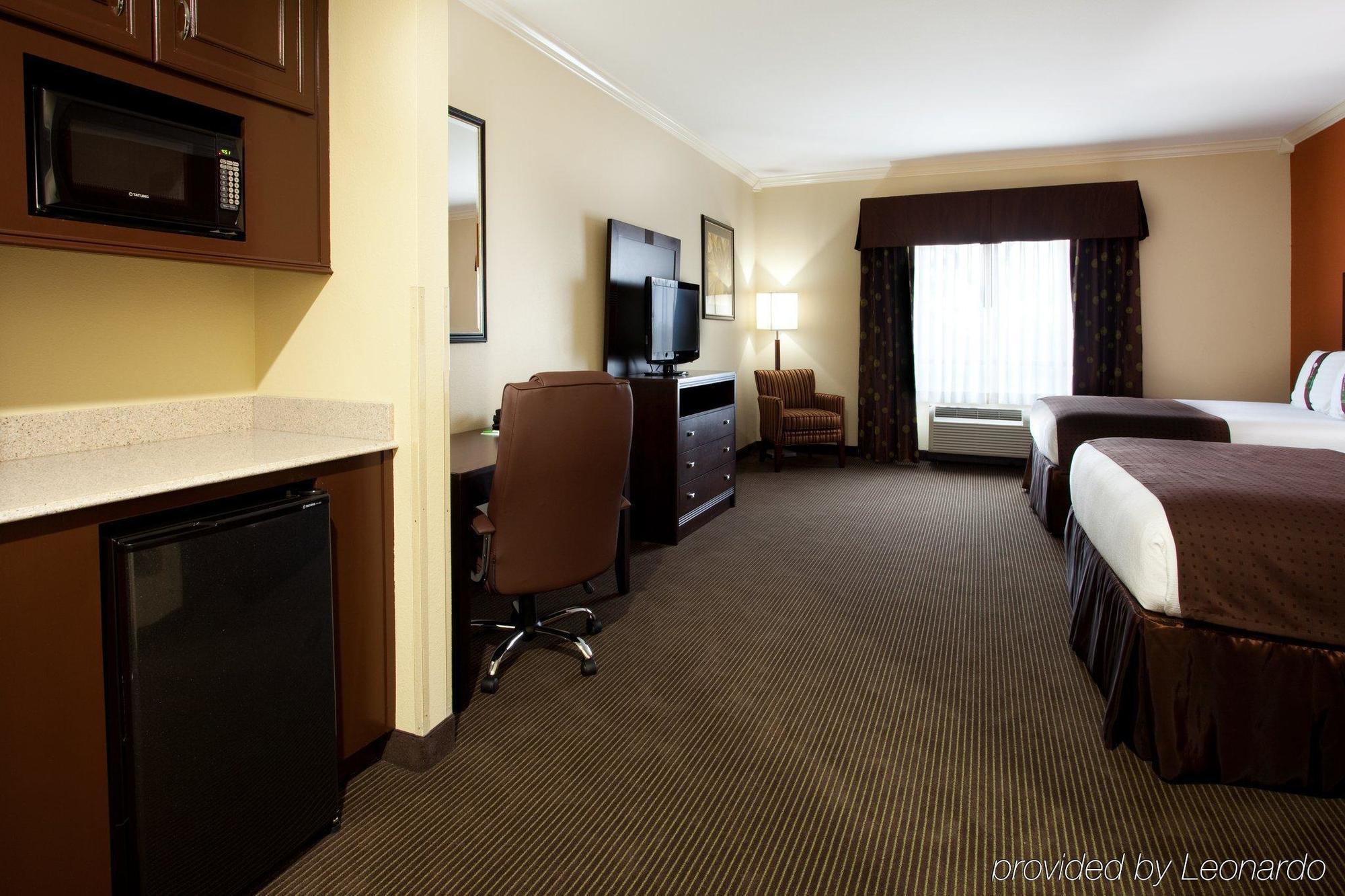 Wyndham Lake Charles Hotel Room photo